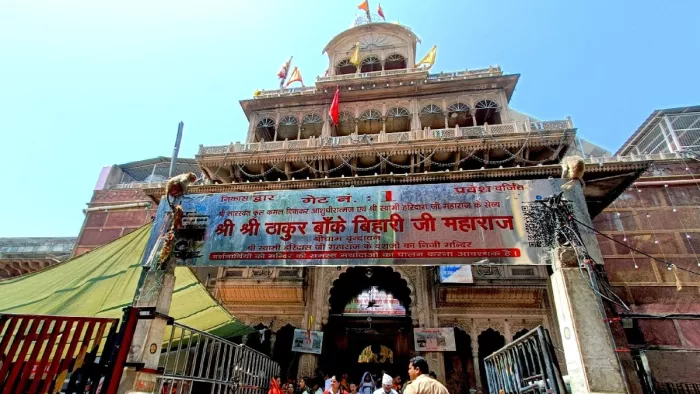 300 पुलिसकर्मियों, 50 सुरक्षा गार्ड, अभी भी बंकेबिहारी मंदिर में चोरी ... iPhone चोरी करके 6 लाख का सामान खरीदा