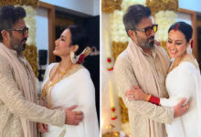 Kamya Punjabi Stuns In White Saree,1 बेटे के बाप से शादी करने वाली एक्ट्रेस, 46 की उम्र सोने के गहनों से लदीं, साड़ी में देखते रह गए पति - kamya punjabi celebrate ganesh chaturthi with husband shalabh stuns in white saree and gold jewellery