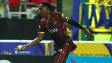 CPL 2025: क्रिकेट की सबसे कैज़ुअल कैच ... रनिंग फील्डर ने अपना हाथ बढ़ाया, गेंद खुद अटक गई - मैककेनी क्लार्क ट्यूनिंग वन -हैंड कैच ने ट्रिनबागो नाइट राइडर्स को जीत के लिए लीड्स सीपीएल 2025