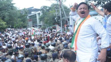 Dehradun: Congress Marched Towards Raj Bhawan, Climbed The Barricades And Raised Slogans, 150 Workers Detained - Amar Ujala Hindi News Live