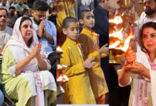 फराह खान अपने कुक दिलीप के साथ पहुंचीं ऋषिकेश, नन्हे पंडितों संग की गंगा आरती, फैंस चिल्लाए- हर हर महादेव - farah khan seeks blessing at rishikesh with cook dilip watch video