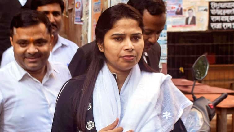 MLA Pooja Pal claimed that her second marriage was a fraud after Expelled Samajwadi Party विधायक पूजा पाल की दूसरी शादी धोखे में हुई! सपा से निष्कासित MLA का चौंकाने वाला दावा
