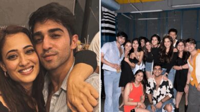 Shweta Tiwari Jeans Top Look,44 की श्वेता तिवारी बेटी की उम्र के बच्चों संग बनीं बच्ची, जींस- टॉप पहन खूब की पार्टी, अदा लगी 25 की लड़की जैसी - shweta tiwari super stylish casual look in jeans and black top steals the limelight at a party