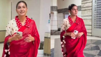 लाल साड़ी में 'परम सुंदरी' लगीं सपना चौधरी, देसी लुक से फैंस को किया इम्प्रेस