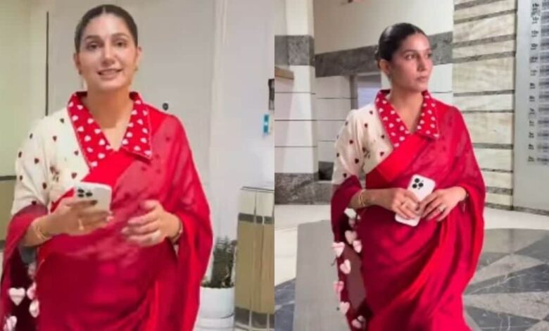 लाल साड़ी में 'परम सुंदरी' लगीं सपना चौधरी, देसी लुक से फैंस को किया इम्प्रेस