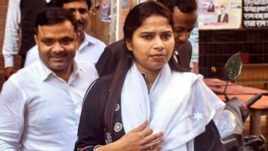 Samajwadi Party expelled MLA Pooja Pal Said Punished for Calling Atiq Ahmed Mafia