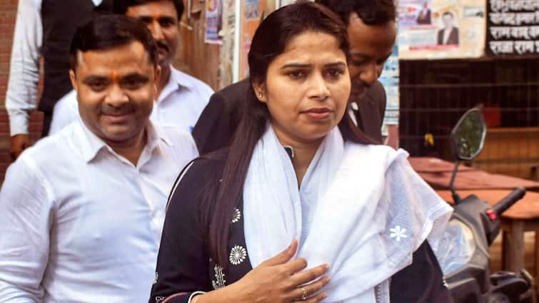 Samajwadi Party expelled MLA Pooja Pal Said Punished for Calling Atiq Ahmed Mafia