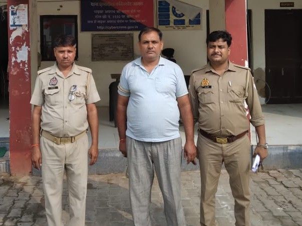 आगरा पुलिस ने एक नकली खाद्य निरीक्षक को पकड़ा, वह यमुना ब्रिज पर एक मीठी दुकान पर पहुंच गया था, एक वीडियो बना रहा था और 5 थूस रुपये के लिए पूछ रहा था। आगरा पुलिस ने फर्जी फूड इंस्पेक्टर पकड़ा: यमुना ब्रिज पर मिठाई की दुकान पर पहुंच गया था, वीडियो बनाकर 5 हजार रुपये की मांग कर रहा था - आगरा समाचार