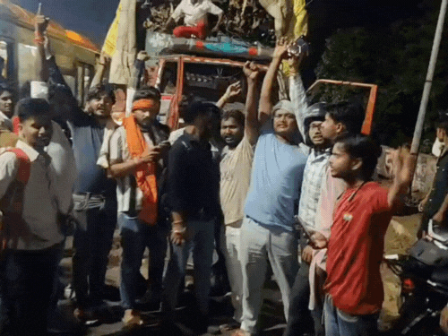 गोमांस और हड्डियों की सरकार पर आगरा में एक हंगामा था, हिंदुओं ने रामबाग को बर्बाद कर दिया था, पचकियान में भी बहुत हंगामा हुआ था। आगरा में गोमांस की संभावना पर 2 स्थानों पर हंगामा: हिंदुओं ने रामबग को बर्बरता से, पाचन पर भी जमकर हंगामा किया - आगरा समाचार