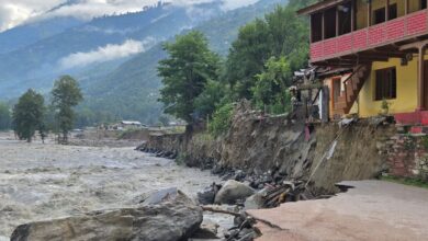 कुल्लू में बाढ़ में सभी को नष्ट कर दिया, घर में झूलते हुए घर, तस्वीरें - Aajtak