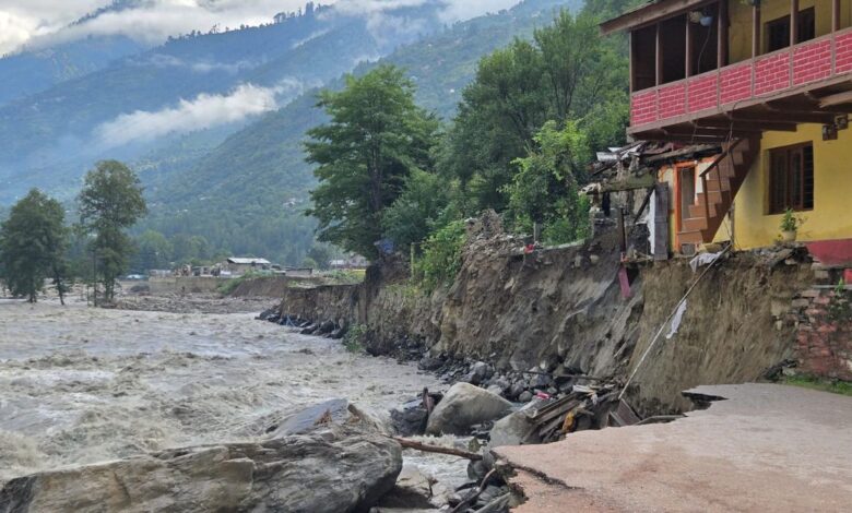 कुल्लू में बाढ़ में सभी को नष्ट कर दिया, घर में झूलते हुए घर, तस्वीरें - Aajtak