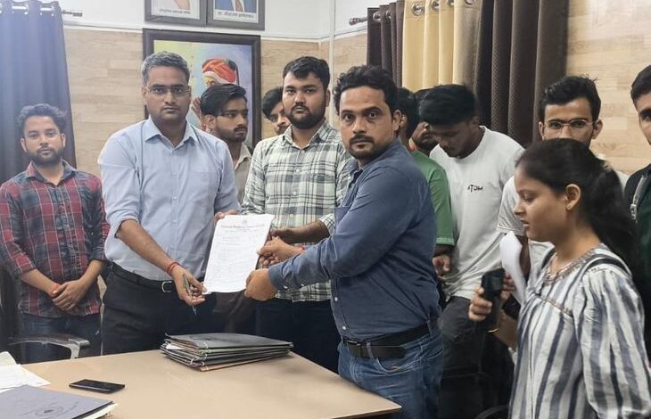 NSUI की छात्राओं की समस्याओं पर नारा लगाती है | NSUI छात्र समस्याओं पर नारे: आगरा विश्वविद्यालय के रजिस्ट्रार को दिए गए ज्ञापन, समाधान के लिए मांग - आगरा समाचार