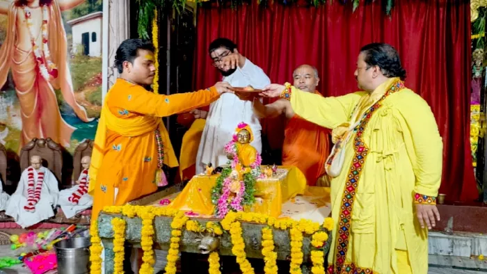 कृष्णा छति: ठाकुरजी का छठा त्योहार वृंदावन में धूमधाम के साथ मनाया गया, टॉफी-खिलोनी और भक्तों को कपड़े वितरित किए गए