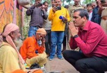 जब डीएम ने भिखारी के सामने हाथ जोड़े, तो उन्होंने कहा- बाबा भीख नहीं मांगते, वीडियो वायरल हो गया