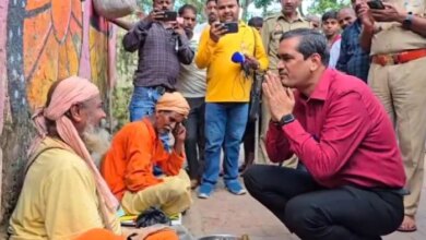 जब डीएम ने भिखारी के सामने हाथ जोड़े, तो उन्होंने कहा- बाबा भीख नहीं मांगते, वीडियो वायरल हो गया
