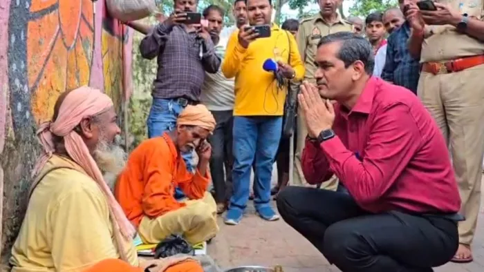 जब डीएम ने भिखारी के सामने हाथ जोड़े, तो उन्होंने कहा- बाबा भीख नहीं मांगते, वीडियो वायरल हो गया