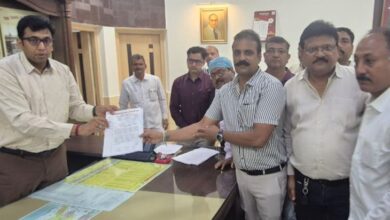 ड्रग ट्रेडर्स की मांग-नियमित जांच की जानी चाहिए | ड्रग ट्रेडर्स डिमांड - जांच नियमित रूप से जारी है: आगरा मेट्रोपॉलिटन केमिस्ट एसोसिएशन ने डीएम, मांगों - आगरा समाचार को ज्ञापन दिया।