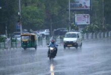 Delhi Weather: रुक-रुक कर हो रही बारिश से दिल्ली का मौसम हुआ सुहाना, IMD ने बताया कब तक बरसते रहेंगे बादल