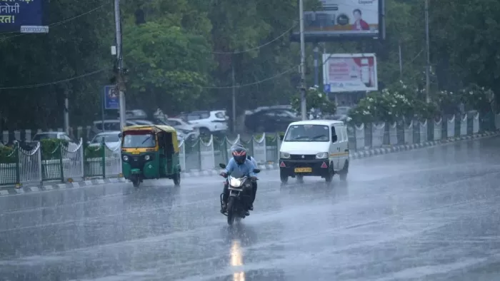 Delhi Weather: रुक-रुक कर हो रही बारिश से दिल्ली का मौसम हुआ सुहाना, IMD ने बताया कब तक बरसते रहेंगे बादल