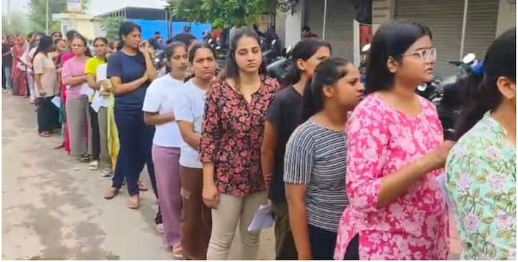 Rajasthan Patwari Exam 2025 for 3705 Post in 38 District Jaipur Jodhpur Jaisalmer Rajsamand know all details Patwari Exam 2025: एक मिनट की देर हुई और पटवारी बनने से चूके कई कैंडिडेट्स, सख्ती देखकर हर कोई हैरान