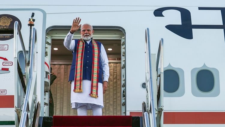 जापान की यात्रा पर पीएम मोदी का कहना है कि हम अपनी विशेष साझेदारी में अगले चरण को आकार देने पर ध्यान केंद्रित करेंगे - अमर उजाला हिंदी समाचार लाइव - पीएम मोदी: पीएम मोदी, जो अमेरिकी टैरिफ विवाद के बीच जापान के लिए रवाना हुए, ने कहा,