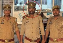 कानपुर पुलिस ने फर्जी दाराेगा (लाल घेर में)  बनकर वसूली कर रहे युवक को गिफ्तार किया है. (Photo:ITG)