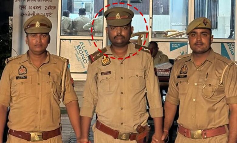 कानपुर पुलिस ने फर्जी दाराेगा (लाल घेर में) बनकर वसूली कर रहे युवक को गिफ्तार किया है. (Photo:ITG)