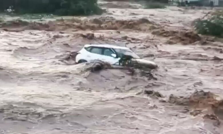 बड़वानी में एक कार और कई वाहन बाढ़ में बह गए. (Photo: ITG)