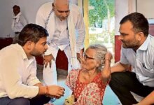 यूपी समाचार: झुका हुआ कमर और दर्द एक बूढ़ी माँ के साथ आया, बोली सर-हाई-हाई समस्या, समस्या ले लो; अधिकारी ने कहा, मैं हूँ ...