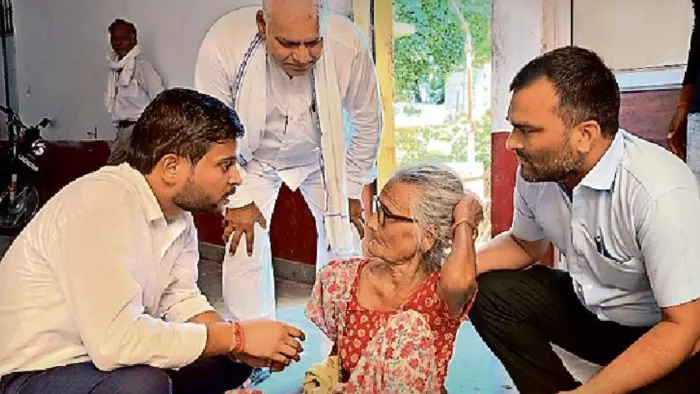 यूपी समाचार: झुका हुआ कमर और दर्द एक बूढ़ी माँ के साथ आया, बोली सर-हाई-हाई समस्या, समस्या ले लो; अधिकारी ने कहा, मैं हूँ ...