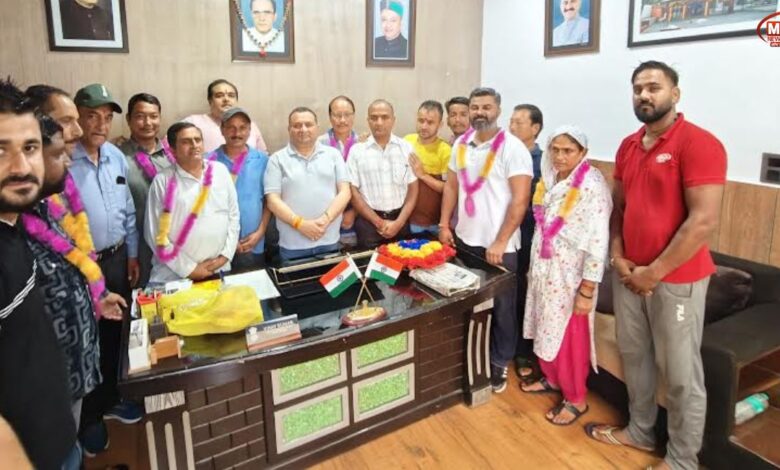 रेणुका जी में भाजपा को बड़ा झटका, 11 परिवार हुए कांग्रेस में शामिल