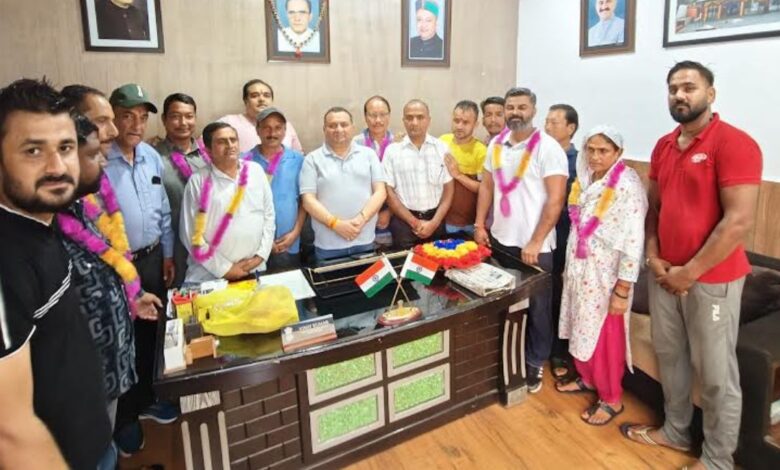 रेणुका जी में भाजपा को बड़ा झटका, 11 परिवार हुए कांग्रेस में शामिल