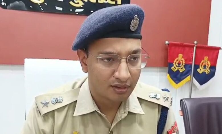 मथुरा SSP का बड़ा एक्शन: वृंदावन थाना प्रभारी पर गिरी गाज, सात इंस्पेक्टर्स के तबादले, जानें क्यों लिया इतना बड़ा फैसला