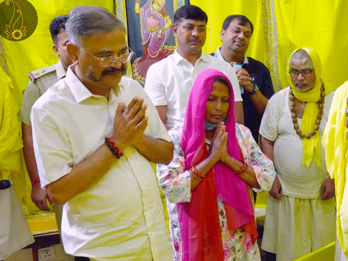 उत्तर प्रदेश मथुरा प्रेमनंद प्रशांत कुमार व्रांडवन केलिकुंज आश्रम | पूर्व डीजीपी से प्रेमनंद महाराज ने कहा कि एक आदमी फिर से, फिर से: प्रशांत कुमार ने संत से मुलाकात की; पत्नी ने कहा- बेटी को शादी करनी है - मथुरा न्यूज