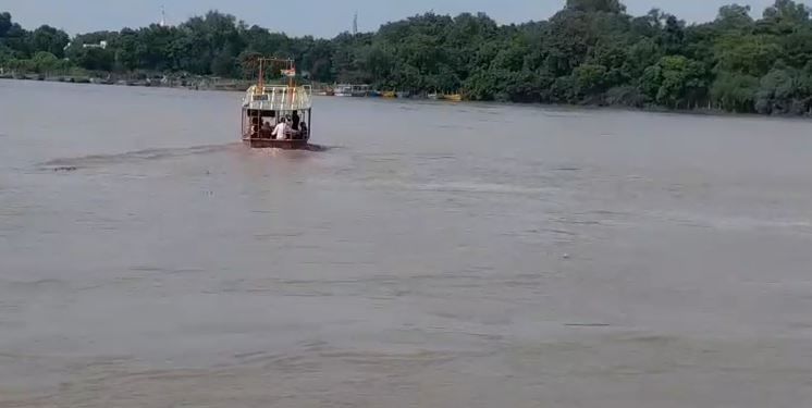मथुरा में बाढ़ की स्थिति यमुना के बढ़ते जल स्तर के कारण - अमर उजला हिंदी समाचार लाइव