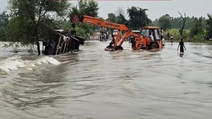 यमुना फ्लड अलर्ट: प्रशासन चेतावनी, यमुना शोर पर मत जाओ ... मथुरा में कई गांवों के लोग 'कैद'