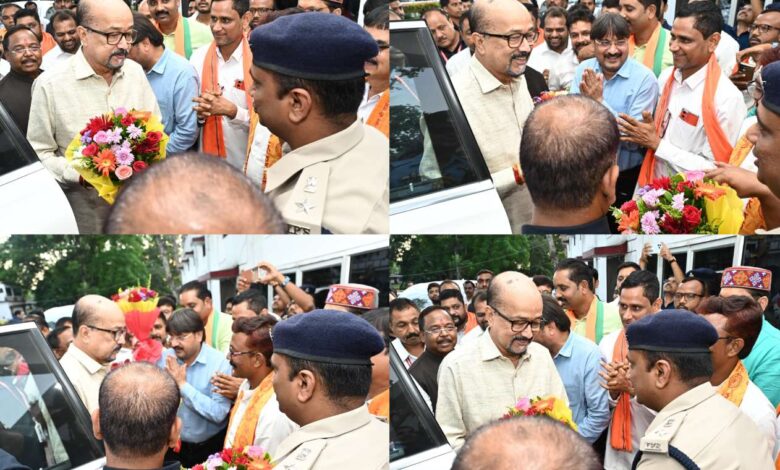 राज्यपाल रमेन डेका का रायगढ़ सर्किट हाउस पहुंचने पर किया गया भव्य स्वागत