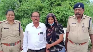 जीआरपी ने अर्चना तिवारी को उसके परिजनों के सुपुर्द कर दिया (Photo:ITG)