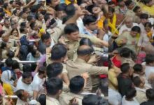 व्रिंदवन में जनमश्तमी पर बंकेबिहारी मंदिर में आयोजित मंगला आरती के दौरान महिला स्वास्थ्य बिगड़ गया