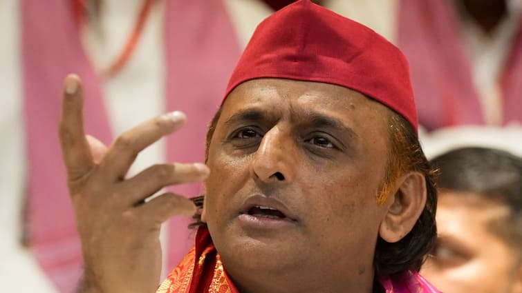 UP Politics tussle between Samajwadi party and Election Commission on X CEO UP said doing injustice सपा और निर्वाचन आयोग के बीच तू-तू, मैं-मैं, CEO UP को बोलना पड़ा- ये तो ज्यादती कर रहे हैं...