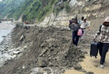 हिमाचल बाढ़ कुल्लू का सामान सिर पर और मील की दूरी पर बाढ़ के मील ने सड़कों को खंडहरों में बदल दिया - अमर उजला हिंदी समाचार लाइव