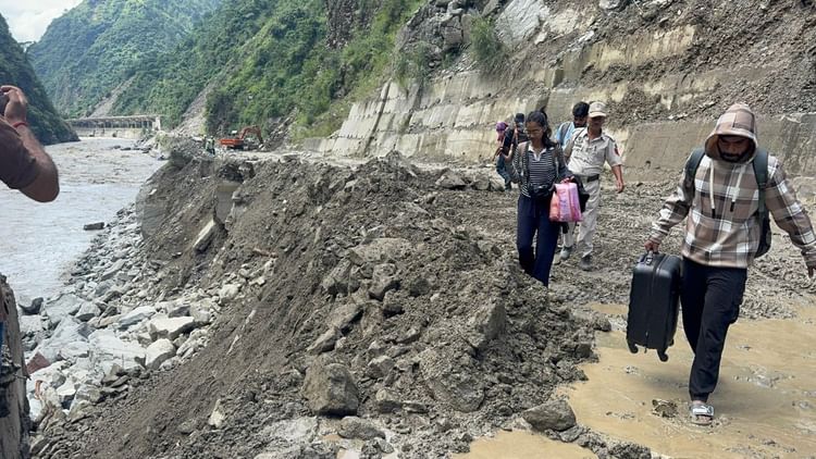 हिमाचल बाढ़ कुल्लू का सामान सिर पर और मील की दूरी पर बाढ़ के मील ने सड़कों को खंडहरों में बदल दिया - अमर उजला हिंदी समाचार लाइव