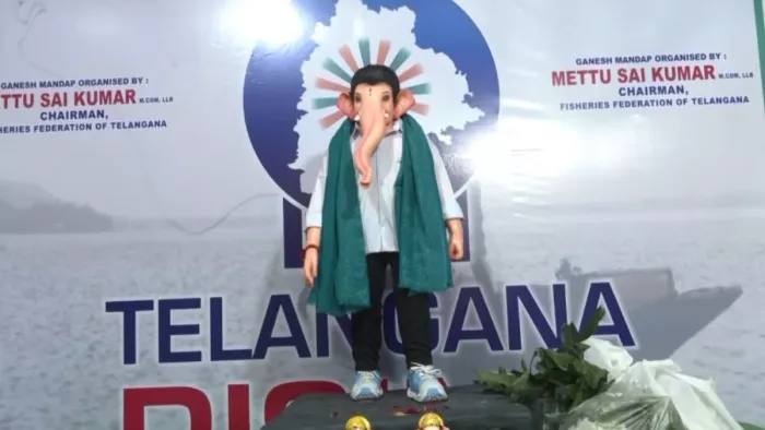 कंधे पर सफेद शर्ट, काली पैंट और हरी शॉल ... हैदराबाद में गणेश आइडल की रेवांथ रेड्डी लुक