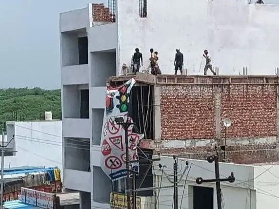 अवैध भवन प्राधिकरण की आंखों के सामने खड़ा है | प्राधिकरण की आंखों से पहले अवैध भवन: खानपुर्टी बिना सूचना के आवेदन आवेदन पर - आगरा समाचार