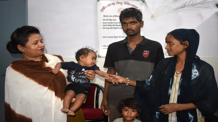 मथुरा न्यूज: माता -पिता 10 दिनों के बाद खोई हुई बेटी हो गईं! गोद में, 'सरस्वती', आँखें आँसू में डूब गईं