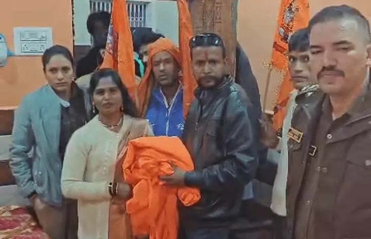 ताजमहल में मुख्य मकबरे पर चढ़ाई गई 1720 मीटर चादर:हिंदूवादी नेताओं को पुलिस ने हाउस अरेस्ट किया – Dixit Times